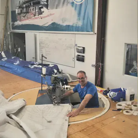 Travail d'une voile à l'atelier