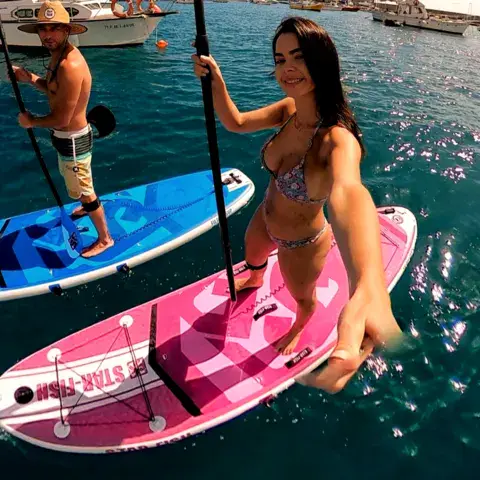 Deux personnes en stand up paddle