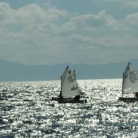 Voiles de dériveurs sur le plan d'eau