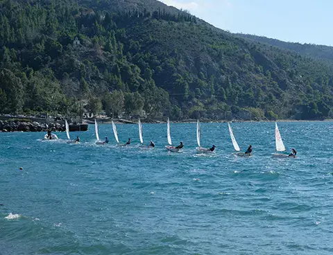 Dériveurs en navigation au pied de la montagne
