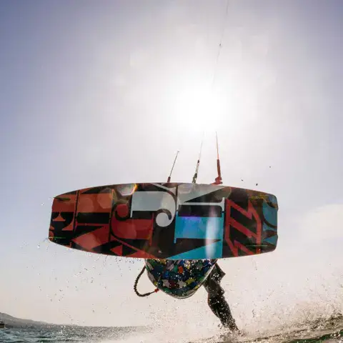Kiteur en saut, planche à la verticale