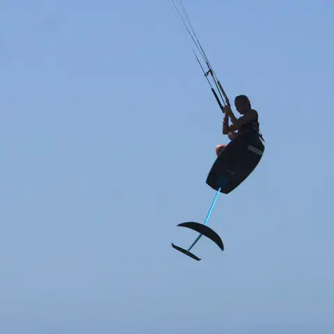 Rider de foil en plein saut