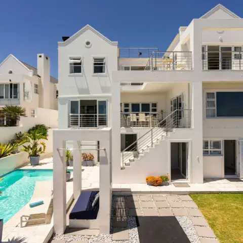 Façade de la maison avec sa piscine