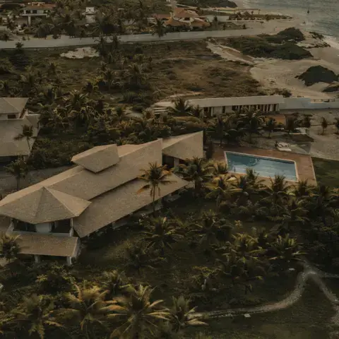 Vue aérienne de la villa en bord de mer