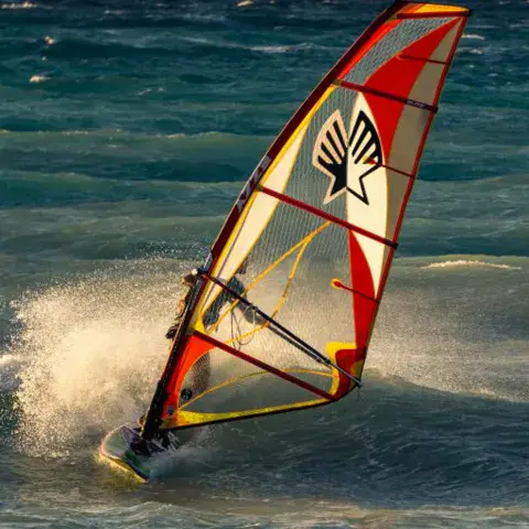 Windsurfeur dans les vagues