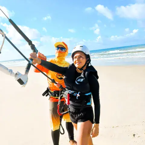 Cours de kitesurf sur la plage avec un moniteur