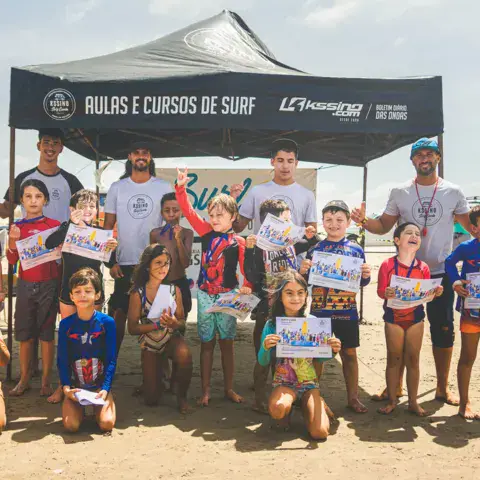 Groupe d'élèves et moniteurs sous la tente de l'école de surf