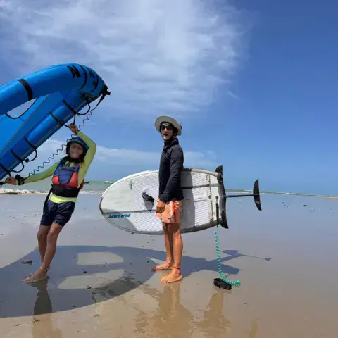 Élèves sur la plage avec une aile de wing foil