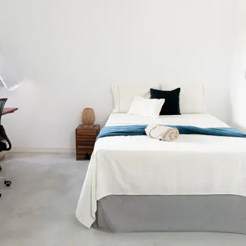 Chambre avec lit double et bureau