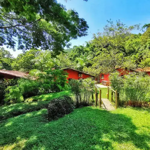 Chalets dans le jardin tropical