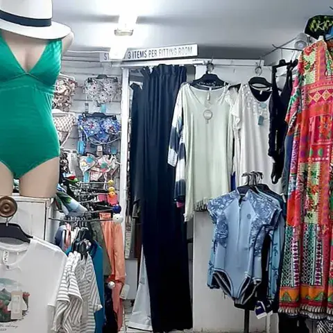 Rayon de vêtements et maillots dans la boutique