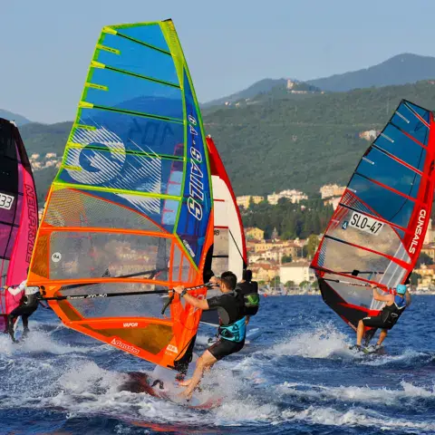 Windsurfeurs en régate