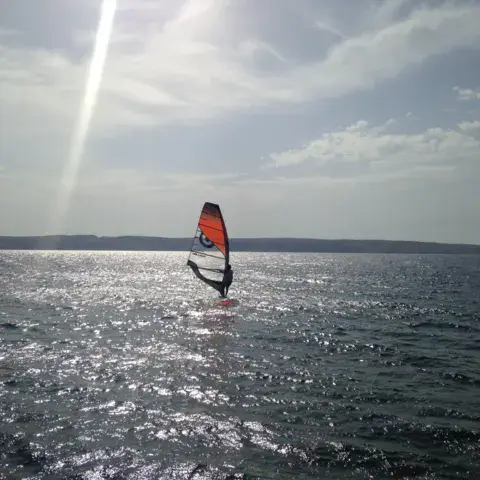 Windsurfeur sur le lac