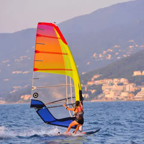 Windsurfeur à voile colorée