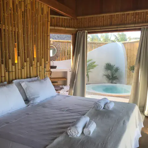 Chambre en bambou avec lit double