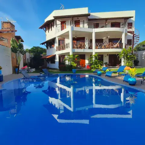 Piscine et bâtiment de la pousada