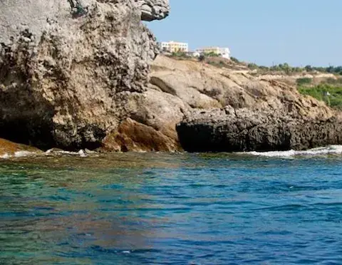 Sortie en stand up paddle le long de la côte rocheuse
