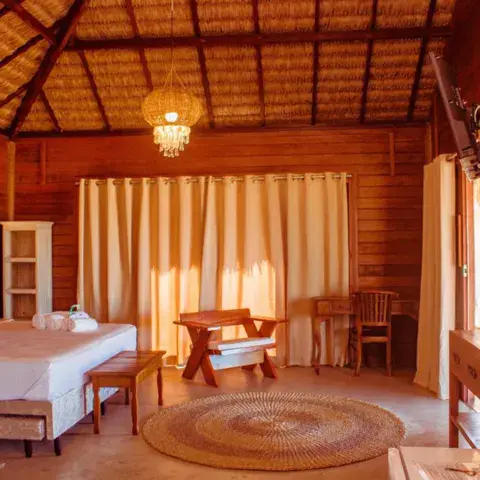 Chambre en bois avec lit double
