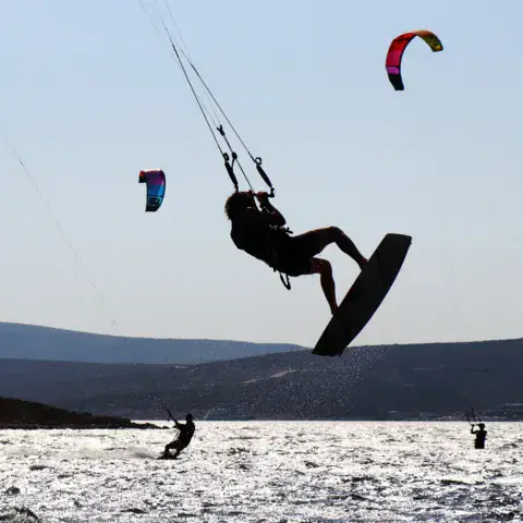 Saut de kitesurf en contre-jour