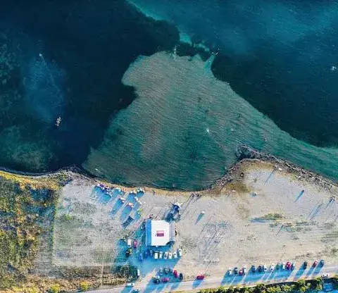 Vue aérienne de la lagune et de la plage