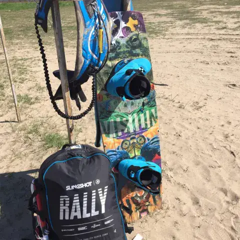 Matériel de kitesurf sur la plage
