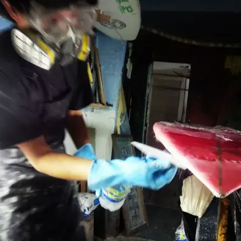 Réparation d'une planche de surf à l'atelier
