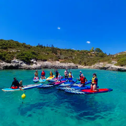 Groupe de paddleurs sur une eau turquoise