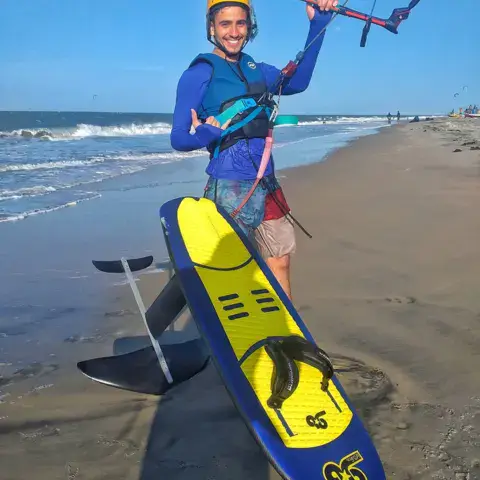 Kitefoil sur la plage avec casque