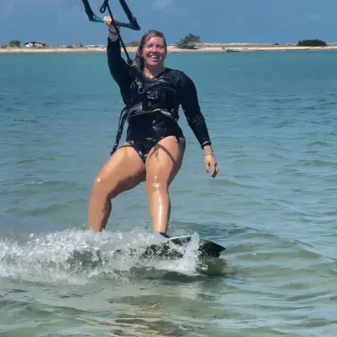 Kitesurfeuse en navigation sur la lagune