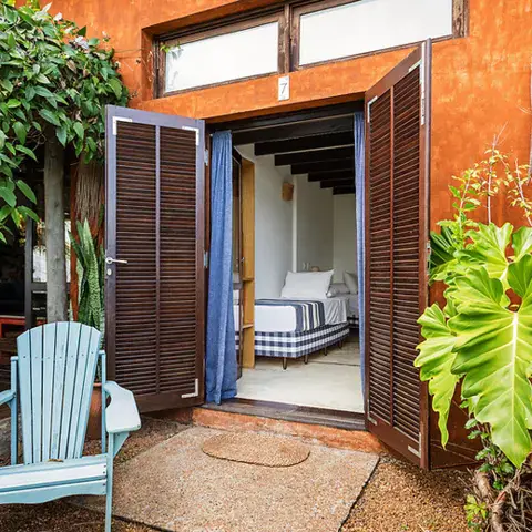 Entrée d'une chambre avec volets bleus