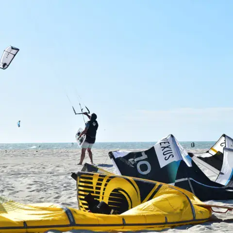 Kites et équipement sur la plage