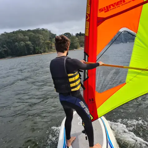 Windsurfeur sur le réservoir