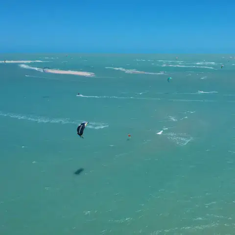 Kitesurfeur sur une mer turquoise