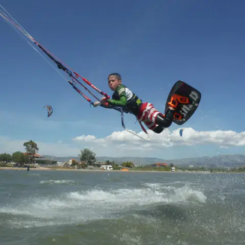 Kiteur en saut au-dessus de l'eau
