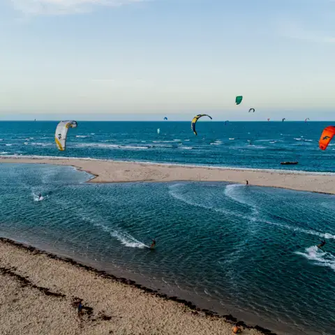 Kitesurfeurs à l'embouchure de la rivière