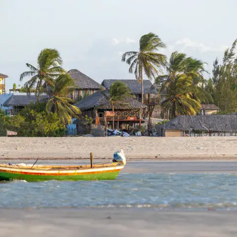 Village de Tatajuba vu depuis la plage, barque de pêche