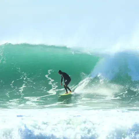 Surfeur dans une grosse vague