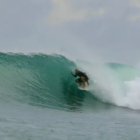 Surfeur dans le tube d'une vague
