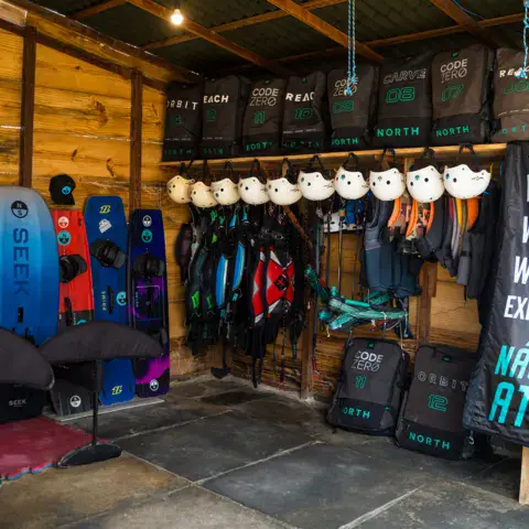 Local de stockage du matériel de glisse