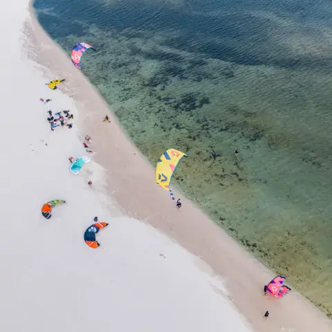 Vue aérienne de la plage et de la lagune avec des kites