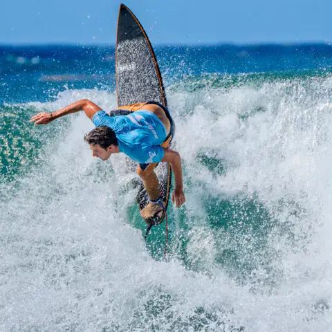 Surfeur dans une vague