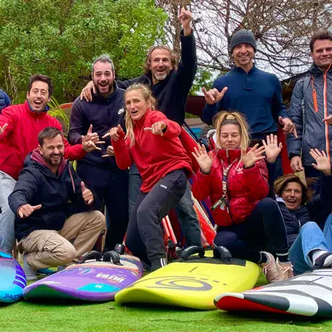 Groupe de membres et instructeurs sur la pelouse avec des planches