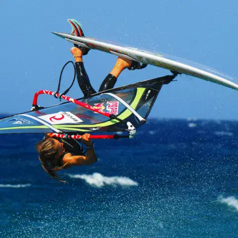 Windsurfeur en saut au-dessus des vagues