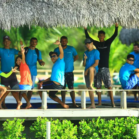 Groupe en tenue bleue sur une terrasse en bois