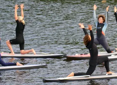 Séance de yoga sur stand up paddle