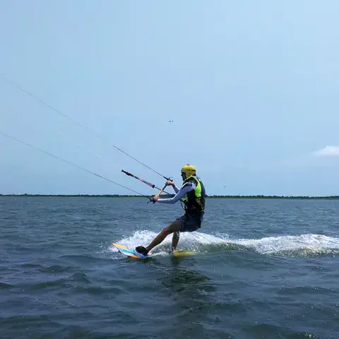 Rider en kitesurf sur un plan d'eau calme