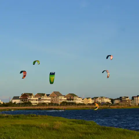 Ailes de kite au-dessus de la rive avec des maisons