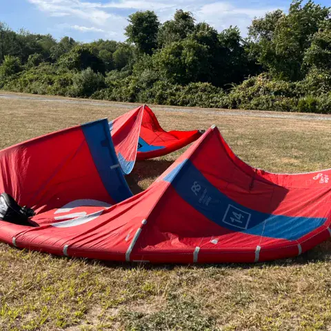 Aile de kite déployée sur l'herbe