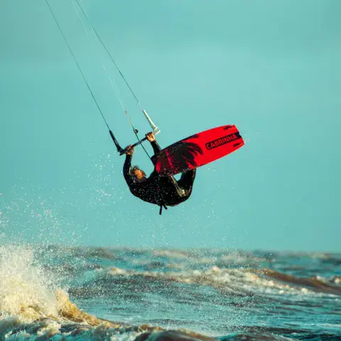 Kitesurfeur en plein saut