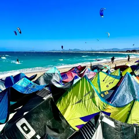 Kites posés sur une plage